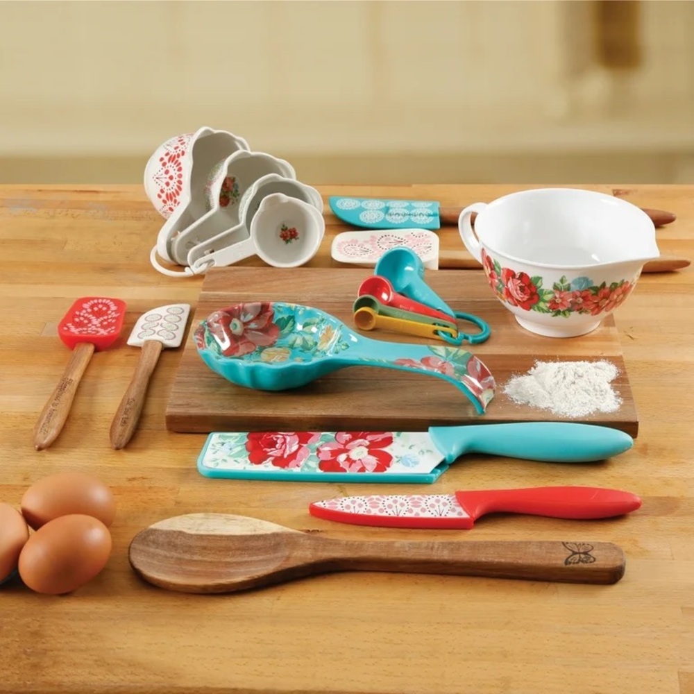 New -The Pioneer Woman Vintage Floral 20 piece kitchen set, with cutting board